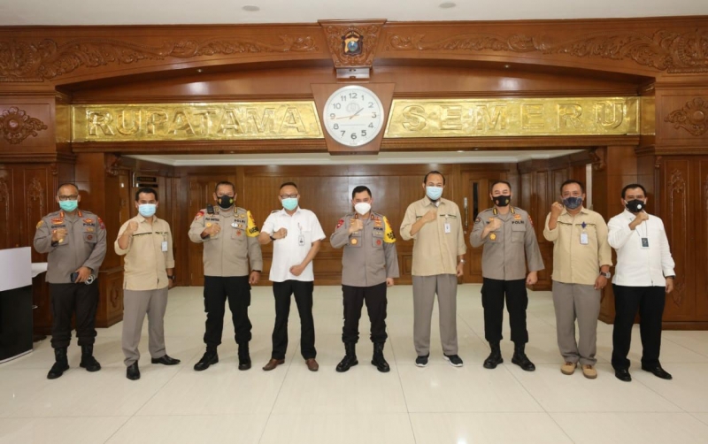 Kapolda Jatim, Irjen Pol Muhammad Fadil Imran bersama pimpinan Perum Bulog Divre Jatim