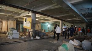 Walikota surabaya saat meninjau basement