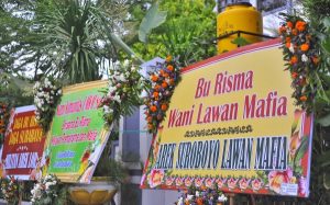 karangan bunga bela risma di balai kota