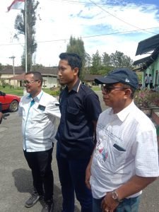 Humas Perkebunan Teh Bah Butong Kacamatan Sidamanik Kab Simalungun Sumatera Utara Rafi didampingi SPBUN Supriadi menjelaskan kepada awak media ,semua tuntutan masyarakat akan ditampung dan dilaporkan ke Kantor Direksi PTPN IV Medan