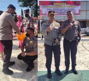 Kapolres Simalungun AKBP Nicolas Dedy Arifianto SH SIK MH memberikan tanda selamat kepada personil Polres Simalungun atas kenaikan pangkat kepada AIPDA JULHAM