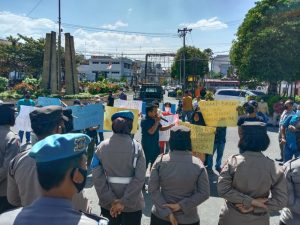 Massa Aliansi orasi didepan Mapolres Pematang Siantar