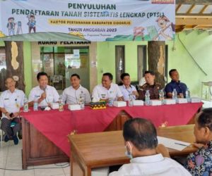 Tim dari BPPD Sidoarjo dan Tim PTSL BPN Sidoarjo, ketika melakukan sosialisasi