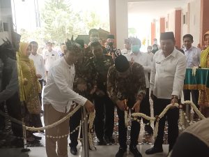 Bupati sidoarjo saat Pemotongan pita graha delta husada